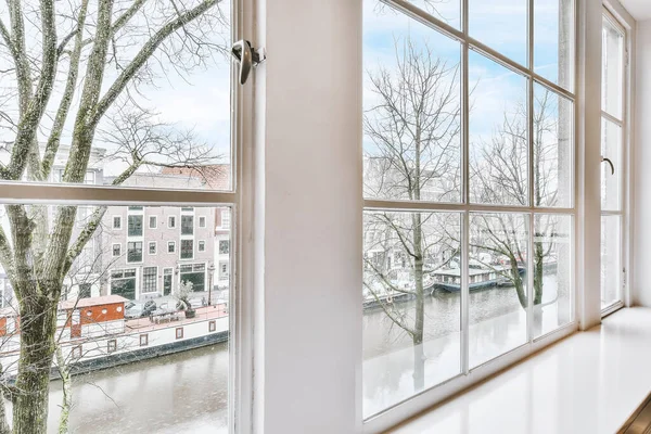 Rivier achter venster van modern appartement — Stockfoto