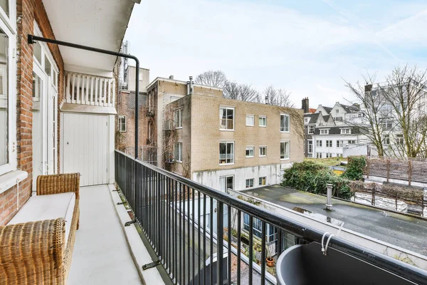 Balkon op bakstenen appartementencomplex — Stockfoto