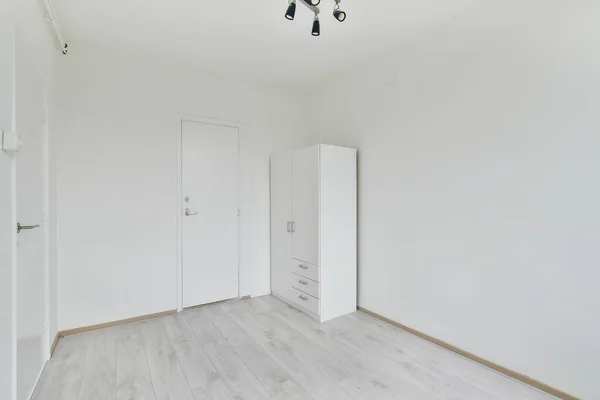 Просто пустая белая комната в квартире — стоковое фото