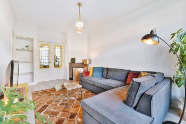 Çağdaş oturma odasının içinde.