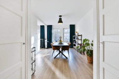 Dairenin içinde geniş bir yemek odası var.