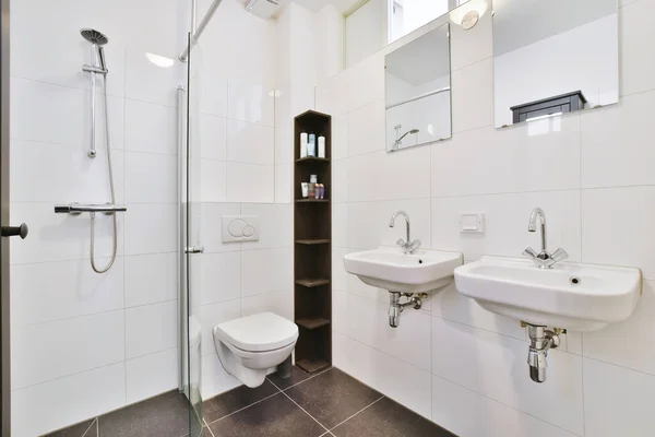 Interno del bagno bianco moderno in appartamento — Foto Stock