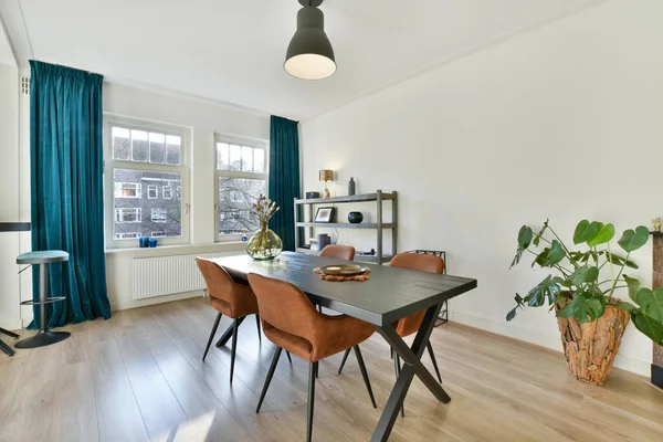 Interieur van ruime eetkamer in appartement — Stockfoto