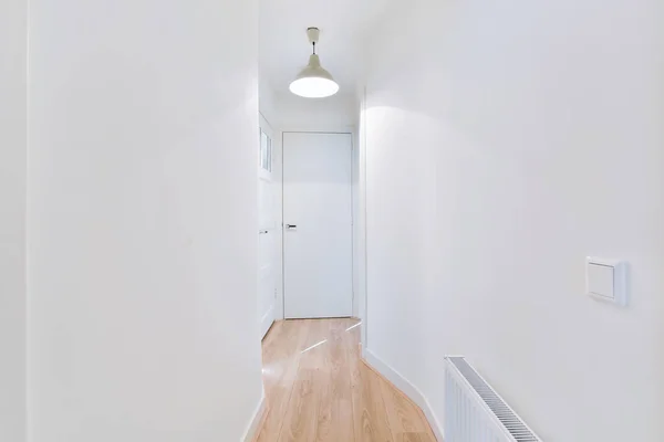 Long couloir avec murs blancs dans l'appartement — Photo