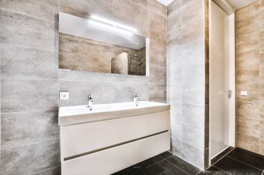Beyaz lavabolu modern banyo.