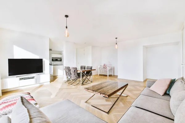 Spacieux salon dans un style minimal dans l'appartement — Photo