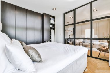 Dairenin yatak odasının modern iç mekanı