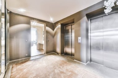 Apartman binasında modern asansör