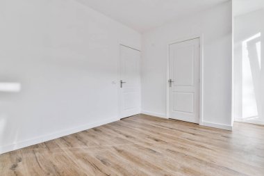 Kapalı kapıları olan boş bir oda.