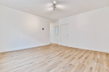 Kapalı kapıları olan boş bir oda.