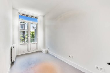 Beyaz duvarları ve kapısı olan oda