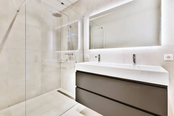 Zlew i lustro w pobliżu prysznica — Zdjęcie stockowe