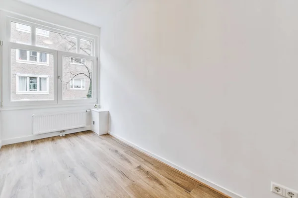 Leerer Raum mit weißer Wand und Fenster — Stockfoto