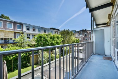 Yaz günü apartman balkonunda.