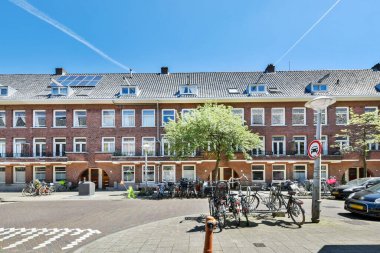 Apartman yakınlarında bisikletler ve arabalar.