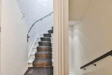 Modern evdeki merdivenler minimal stil.