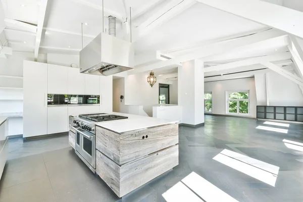 Interieur van moderne keuken met witte muren — Stockfoto