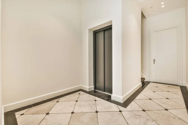 Rymlig hall med hiss i modern byggnad — Stockfoto