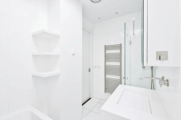 Інтер'єр нової білої ванної кімнати — стокове фото