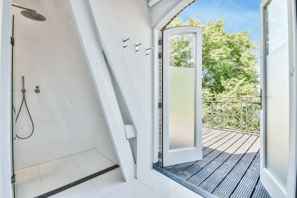 Öppnade dörrar i badrum som leder till terrass — Stockfoto