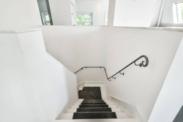 Trappa i modernt hus i minimal stil — Stockfoto