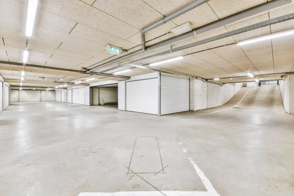 Interiör av underjordisk parkeringsplats — Stockfoto