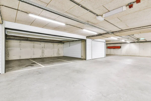 Interiör av underjordisk parkeringsplats — Stockfoto