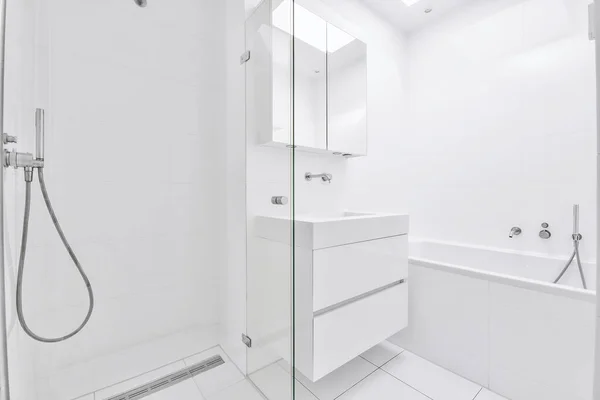 Сучасний інтер'єр ванної кімнати з білими стінами — стокове фото