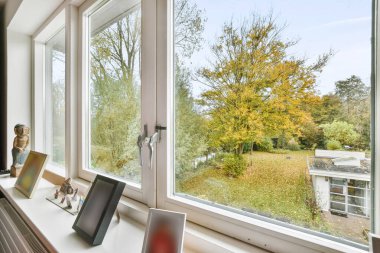 Pencereyi balkon manzaralı kırsal yola aç