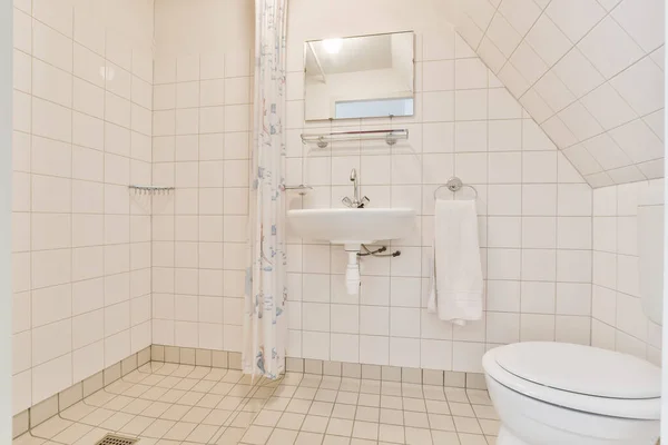 Ванна кімната з душовою кабіною і туалетом — стокове фото