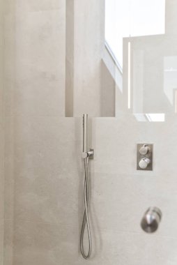 Döşeme duvarda krom duş seti