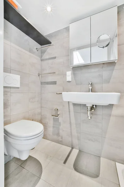 Gris ducha de azulejos en el baño —  Fotos de Stock