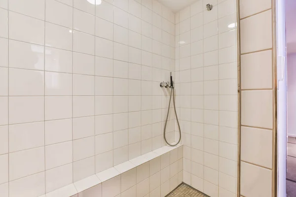 Fayanslı banyoda duş musluğu — Stok fotoğraf