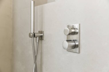 Duş setinin krom karıştırıcısı