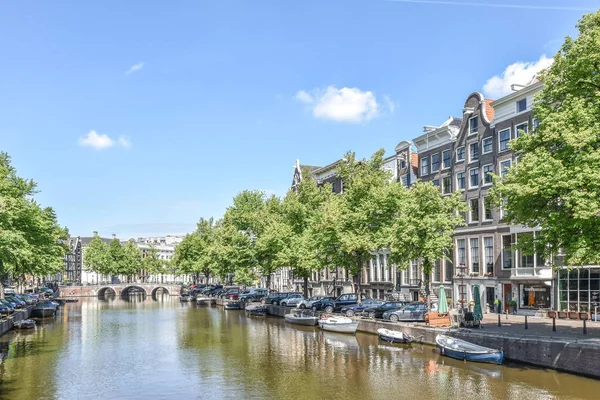 Bairro residencial velho com canal no verão — Fotografia de Stock