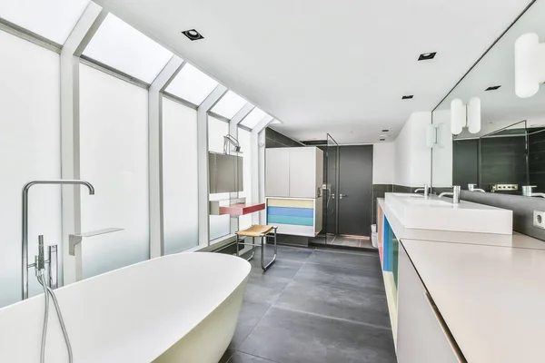 Przestronna łazienka z nowoczesnymi meblami — Zdjęcie stockowe