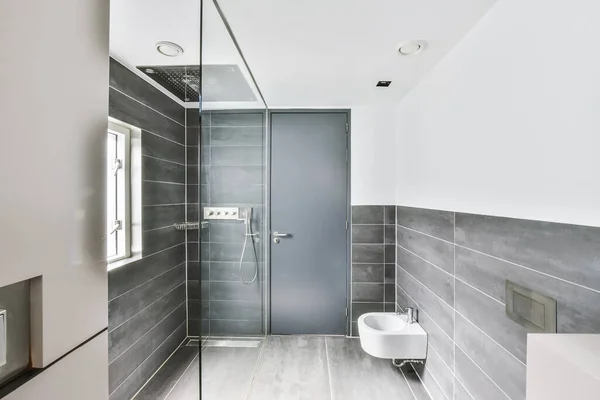 宽敞的浴室，配有现代家具 — 图库照片