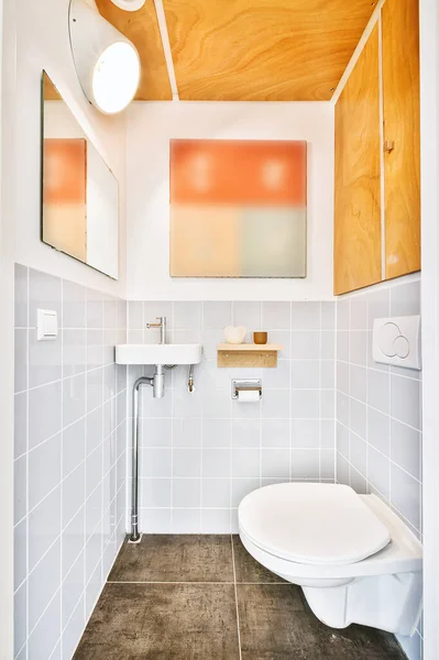 Wnętrze małej toalety w domu — Zdjęcie stockowe