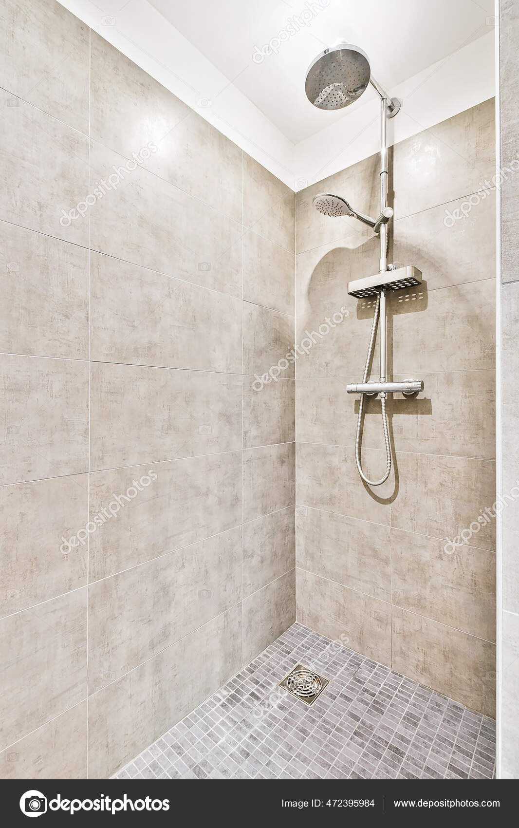 Fotos de Grifo de ducha en baño de azulejos - Imagen de © procontributors  #472395984