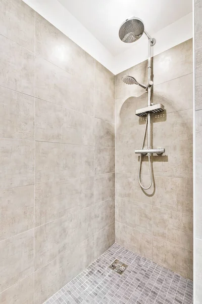 Douche kraan in betegelde badkamer — Stockfoto