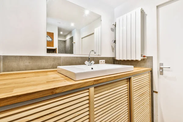Шкаф с раковиной в ванной комнате — стоковое фото