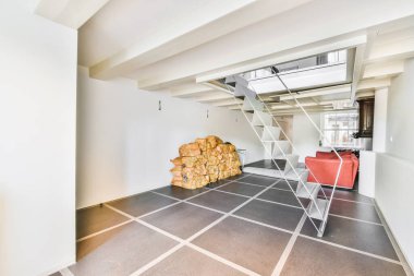 Geniş modern odada merdiven