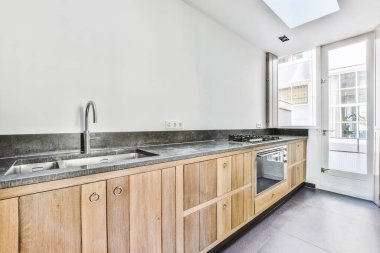 Şömineli geniş bir mutfak.