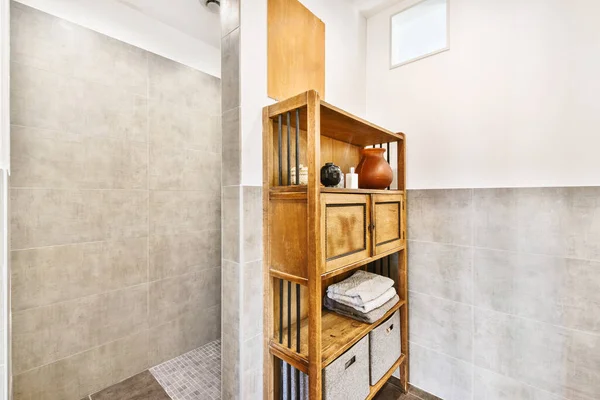 Деревянные полки в современной ванной комнате — стоковое фото