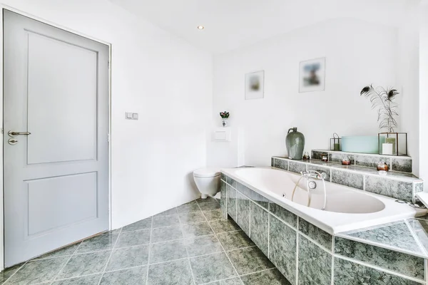 Интерьер ванной комнаты с окнами — стоковое фото
