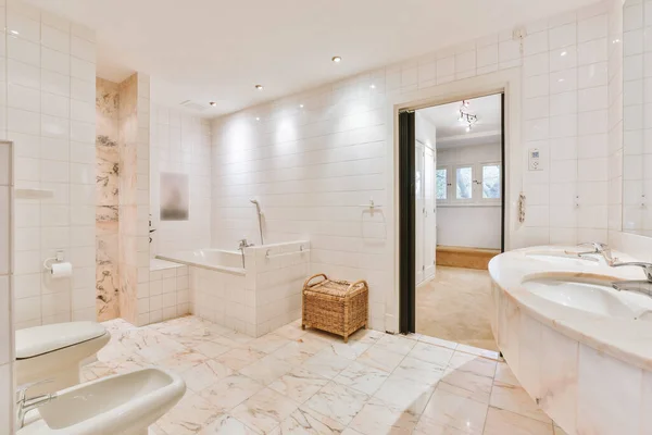 Světlá koupelna s mramorovými dlaždicemi — Stock fotografie