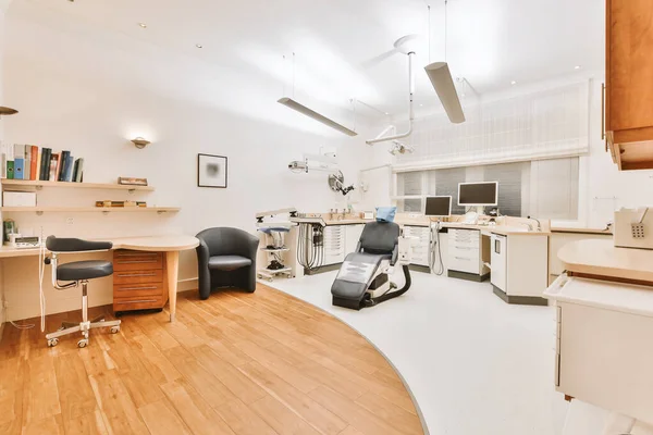 클리닉에 있는 화려 한 치과 사무실 — 스톡 사진
