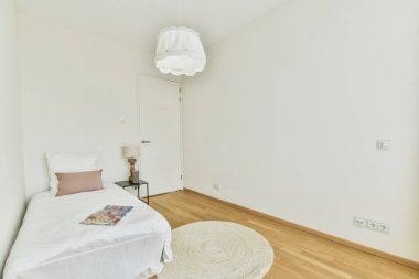 Geniş, modern, balkonlu yatak odası.