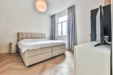 Minimalist tarzda aydınlatılmış yatak odası