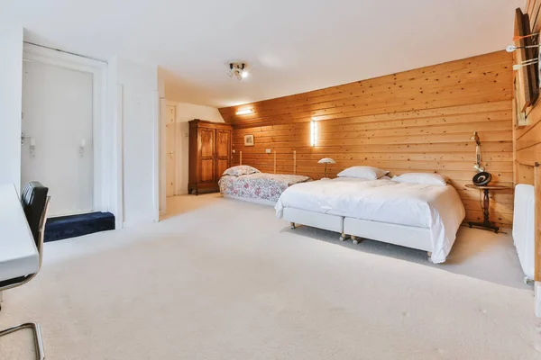 현대식 및 빈티지 가구가 있는 침실 — 스톡 사진